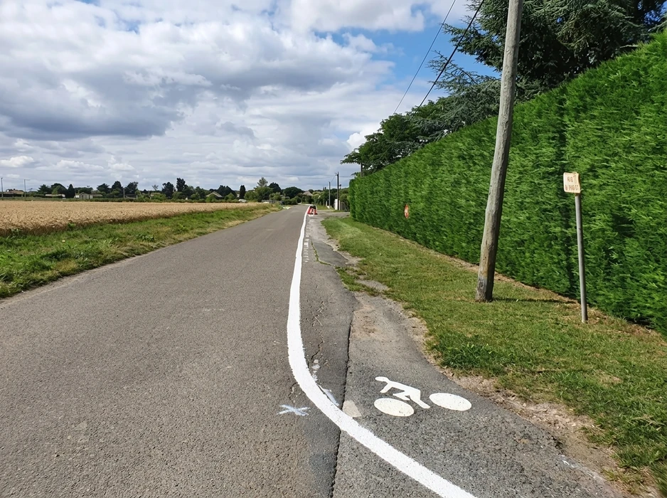 Parking neuf en enrobé bitumineux noir, vue extérieure d'un bâtiment tertiaire