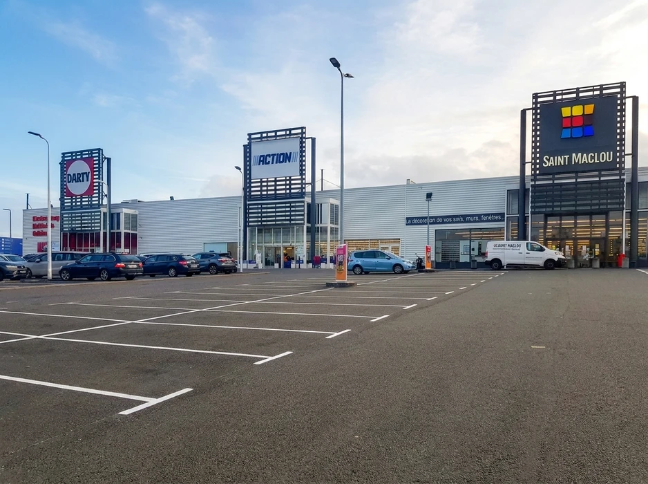 Parking neuf en enrobé bitumineux noir, vue extérieure d'un bâtiment tertiaire
