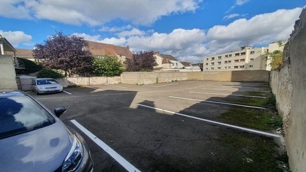 Parking neuf en enrobé bitumineux noir, vue extérieure