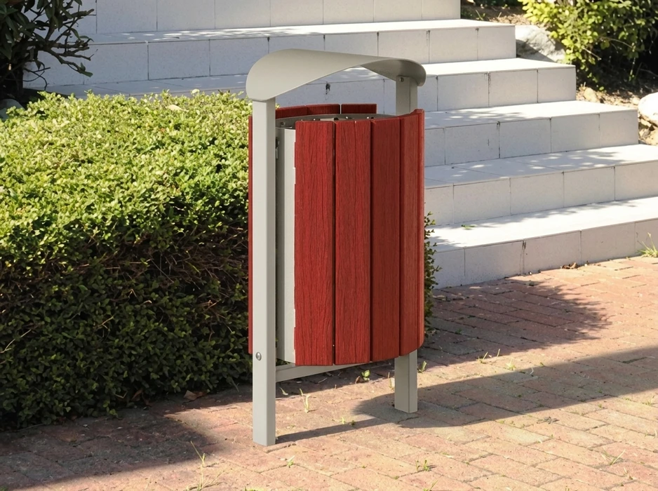 Rond-point aménagé avec îlot central décoratif, végétalisé de chrysanthèmes multicolores en jardinières, graviers blancs décoratifs, gazon synthétique et jeunes arbres tuteurés