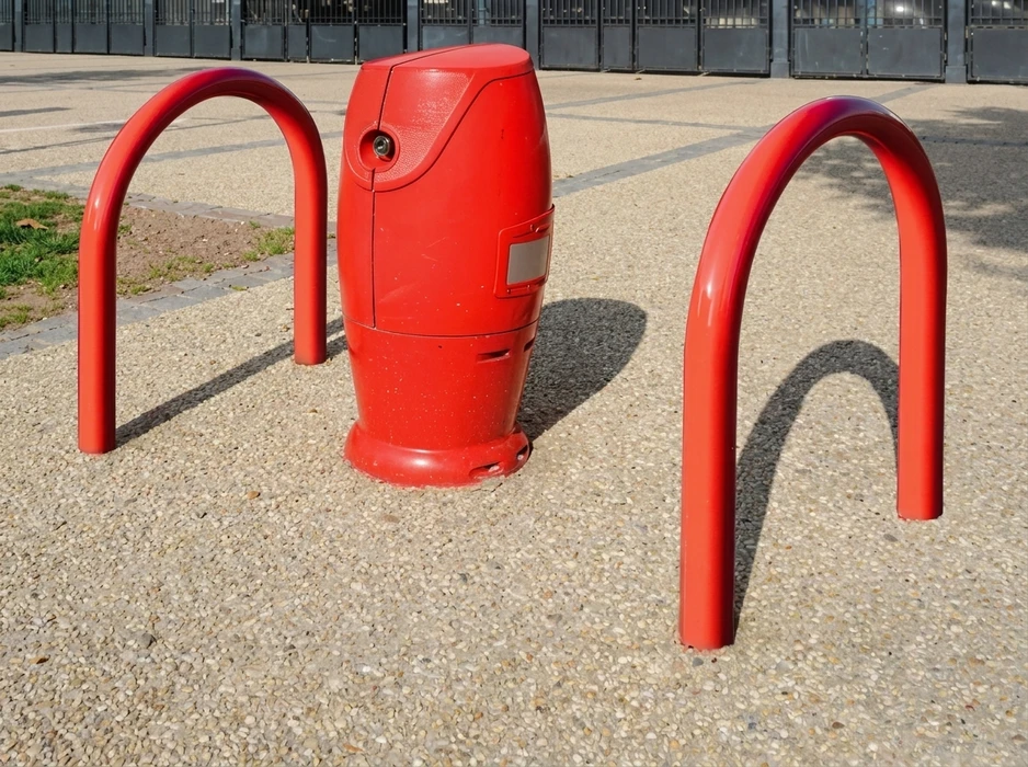 Corbeille de voirie design en acier laqué anthracite, à lattes verticales cintrées avec cerclage supérieur évasé
