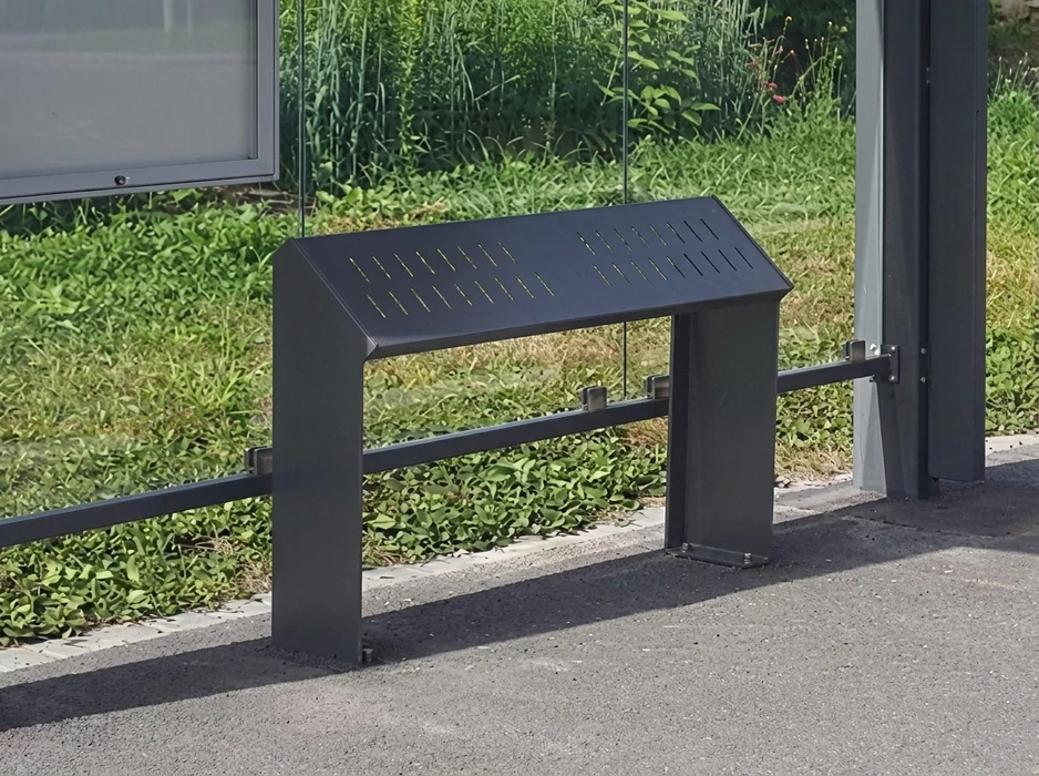Arceau vélo en acier noir laqué, installé sur une place pavée devant une cathédrale gothique française