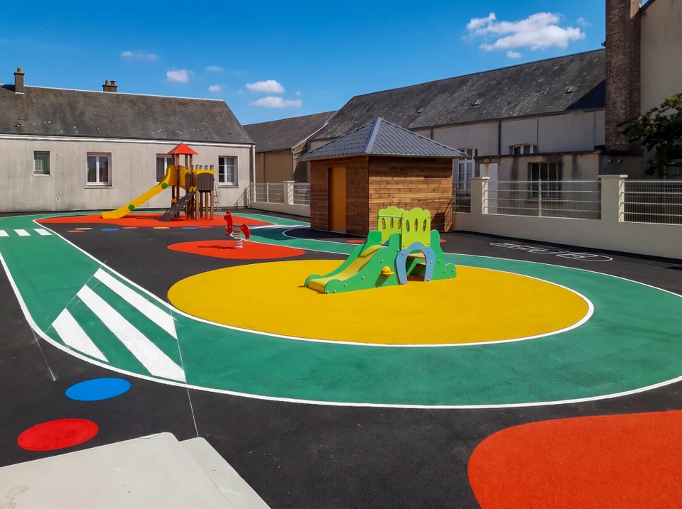 Cour d'école extérieure avec marquage au sol géant représentant un jeu de Ludo (Petits Chevaux)
