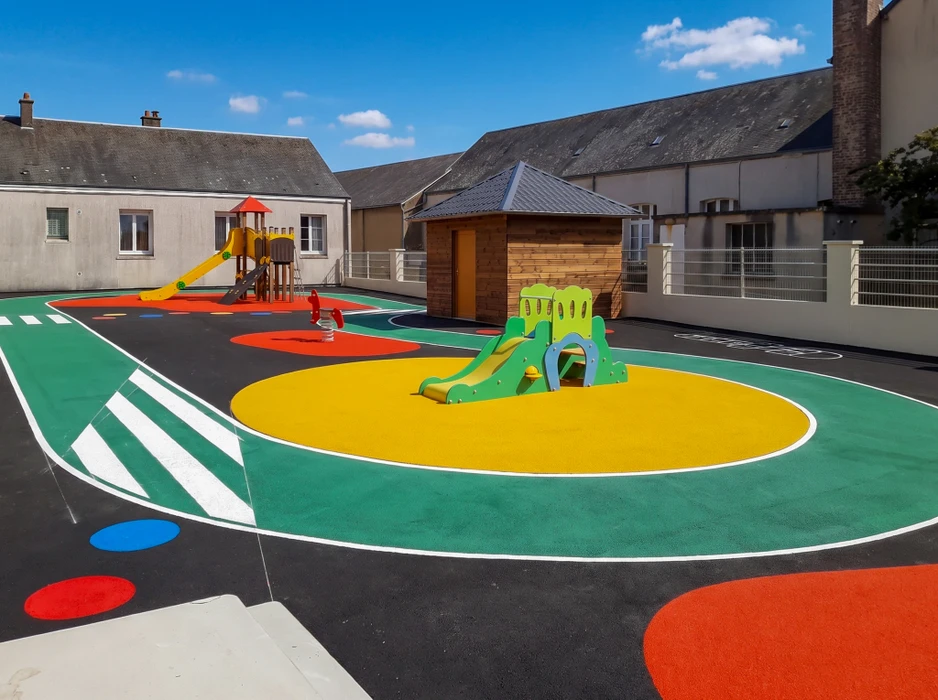 Aire de jeux extérieure d'école maternelle avec revêtement de sol souple en enrobé coloré EPDM caoutchouc recyclé