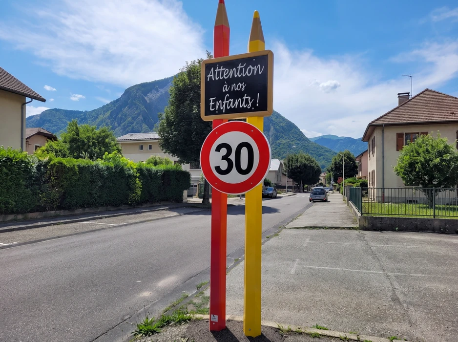 Cour d'école extérieure avec marquage au sol ludique