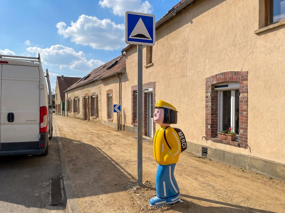 Aire de jeux extérieure pour enfants, sol en enrobé coloré EPDM multicouche avec zones circulaires rouge, jaune et verte