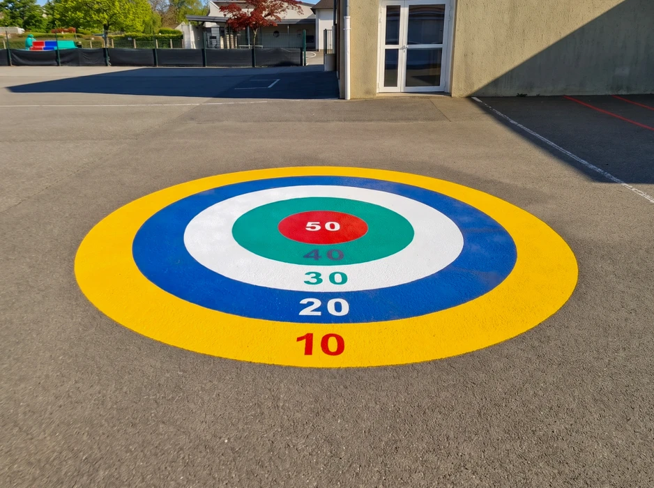 Clôture d'école maternelle extérieure, composée de panneaux rigides en fil soudé galvanisé laqué multicolore (vert, jaune, rouge, bleu), montés sur cadres tubulaires