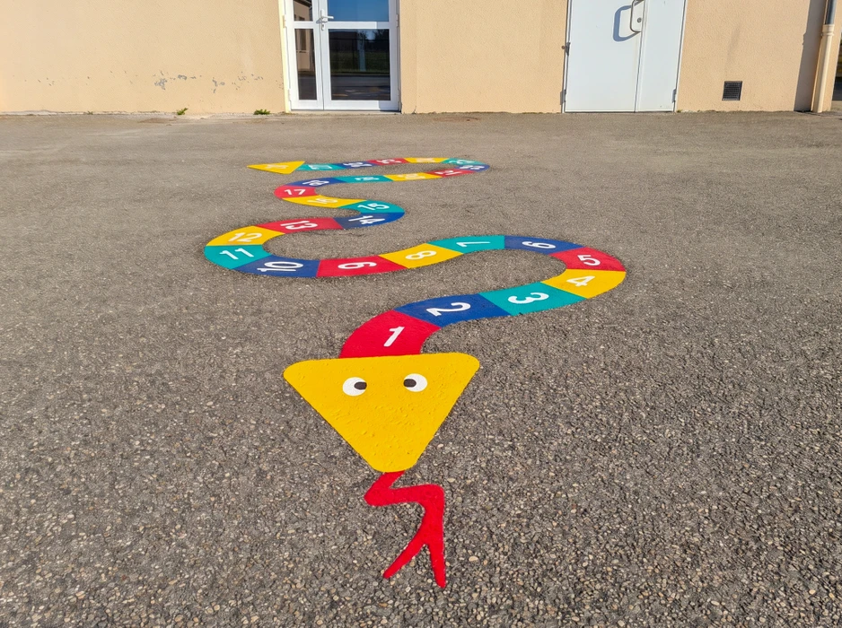 Clôture scolaire colorée en métal composée de panneaux rigides à mailles soudées, montants tubulaires verts, jaunes, rouges et bleus