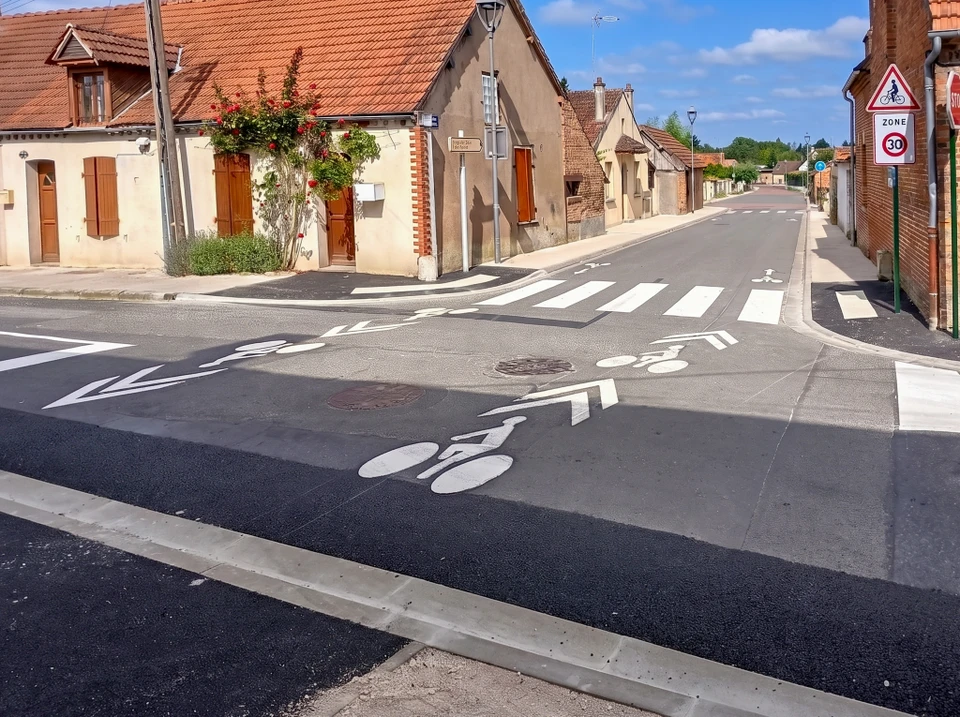 Parking neuf en enrobé bitumineux noir, vue extérieure