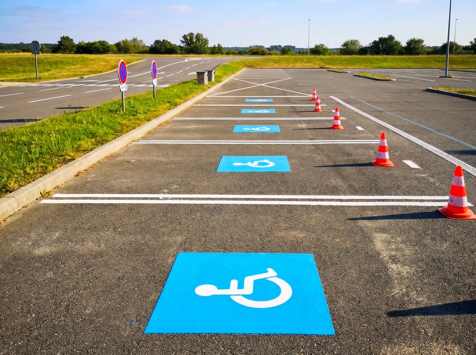 Place de stationnement réservée aux personnes à mobilité réduite, vue en plongée