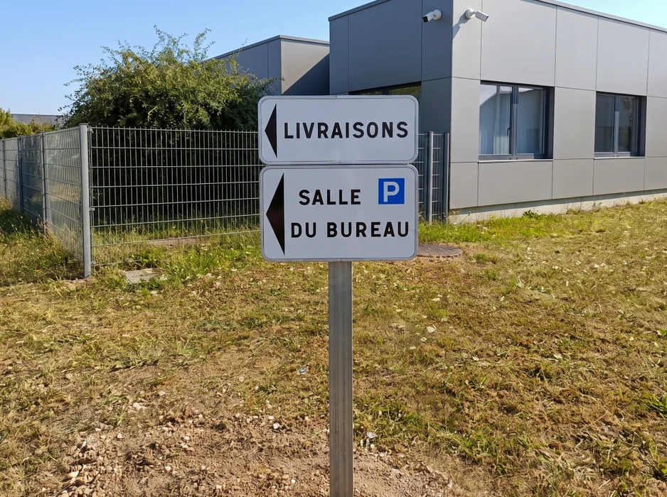 Panneau de signalisation routière français sur poteau blanc, en zone rurale