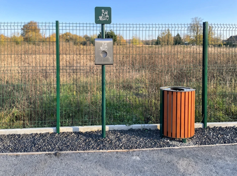 Rond-point aménagé en milieu urbain, vue extérieure de jour en automne
