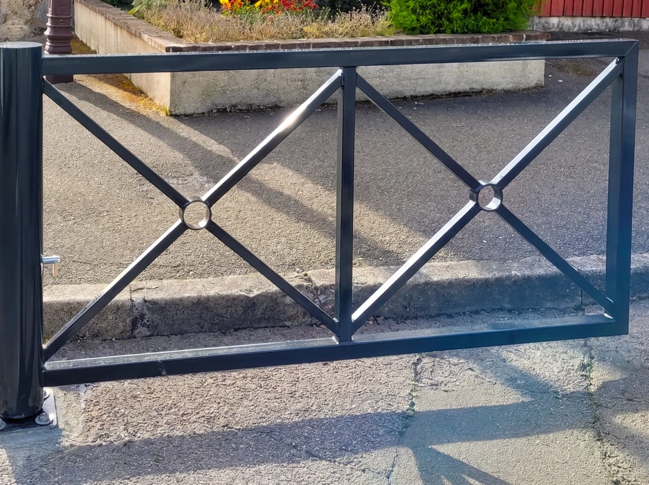 Passage piéton en milieu urbain, rue française avec bâtisses en pierre