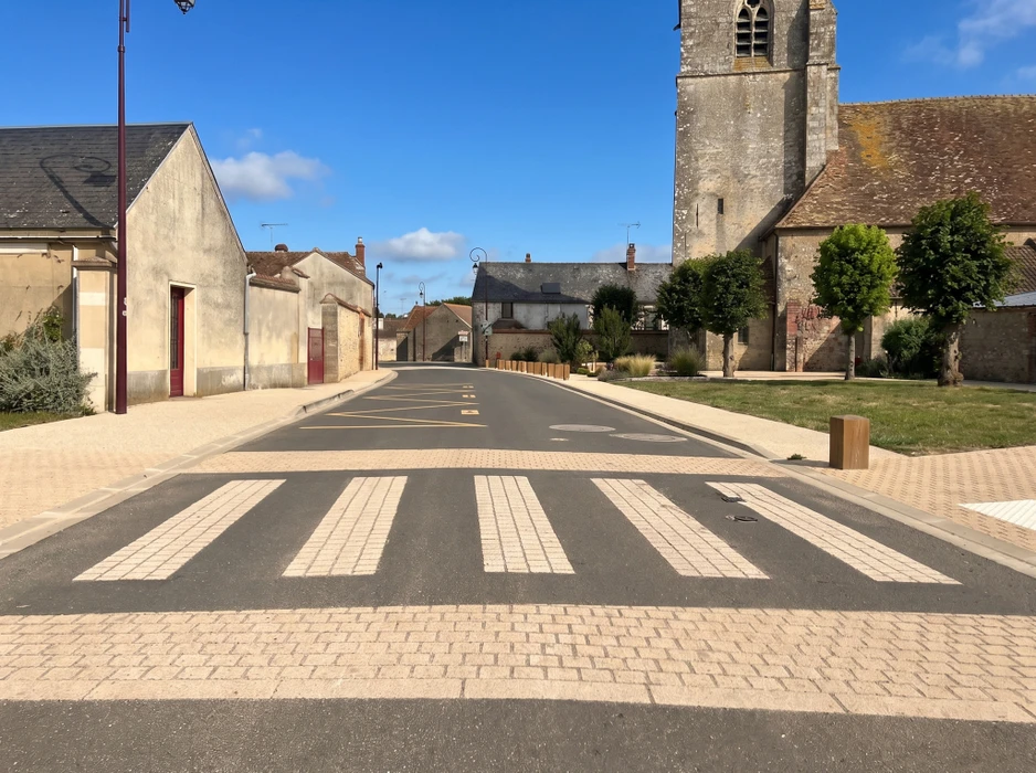 Passage piéton en peinture thermoplastique blanche sur voirie urbaine neuve en enrobé bitumineux noir